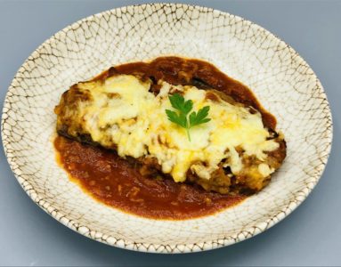 Berenjena gratinada rellena de carne con puré de patata