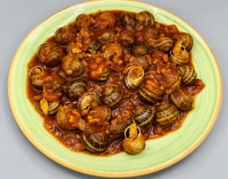 Cazuela de caracoles en salsa vizcaina