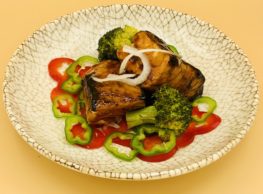 Salmón con verduras al wok