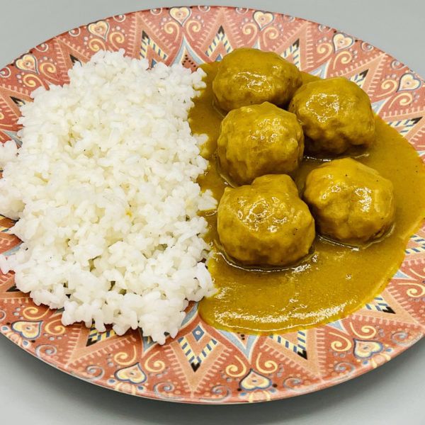 Albondigas de pollo con salsa de curry picante y arroz